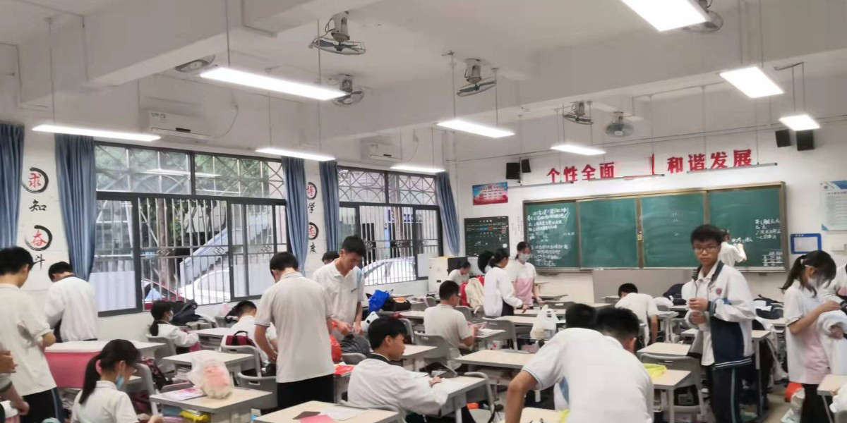 <i style='color:red'>案例</i>｜華輝教育照明用LED護(hù)眼教室燈具點(diǎn)亮順德北滘中學(xué)