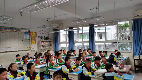 <i style='color:red'>十大教育照明品牌</i>——華輝教育照明，為學生打造教室優質照明光環境