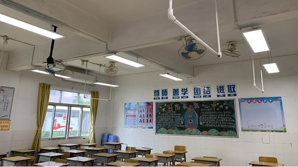 教室燈變柔和了，學生的眼睛<i style='color:red'>舒服</i>了！教室照明改造有效預防近視